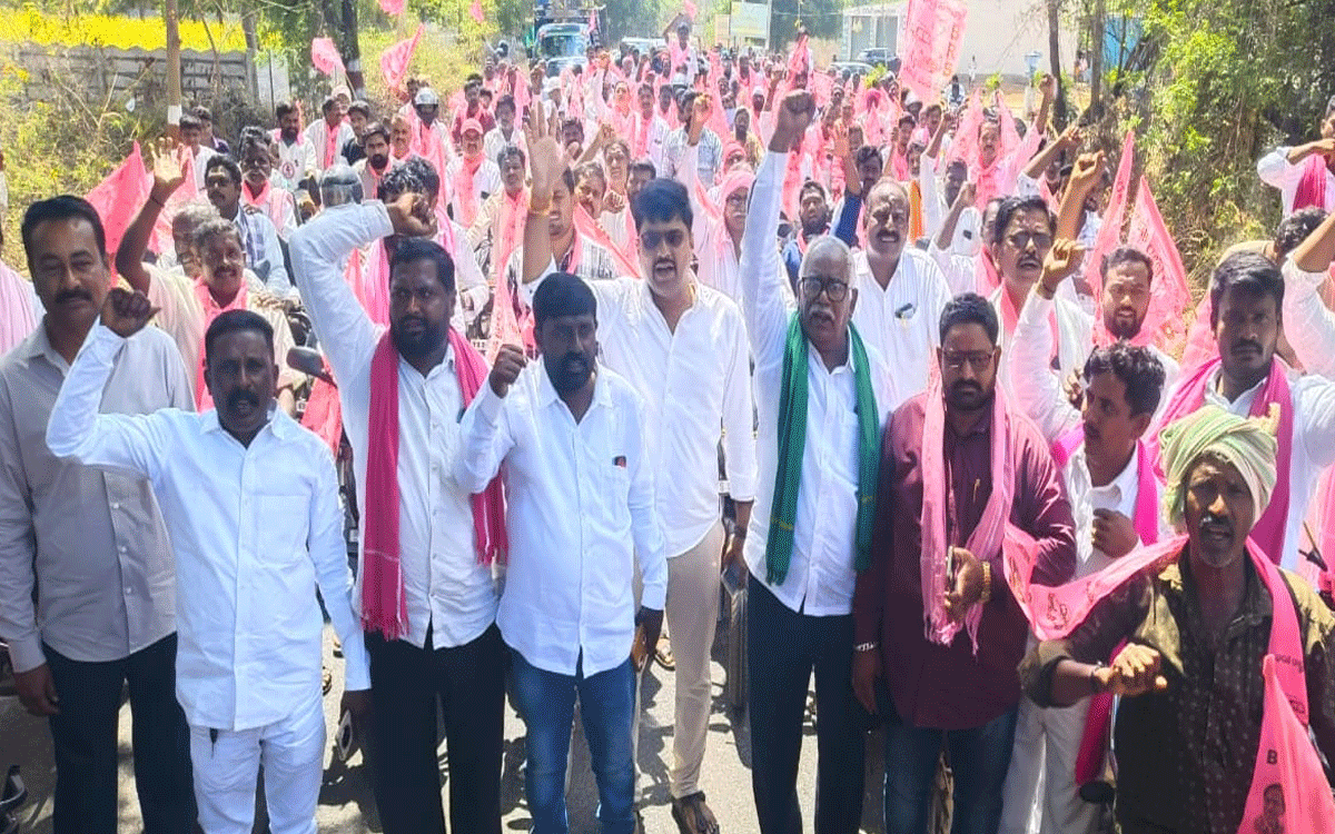 KTR : కేటీఆర్‌కు సూర్యాపేటలో జననిరాజనం.. క‌ధం తొక్కిన బీఆర్ఎస్ ద‌ళం