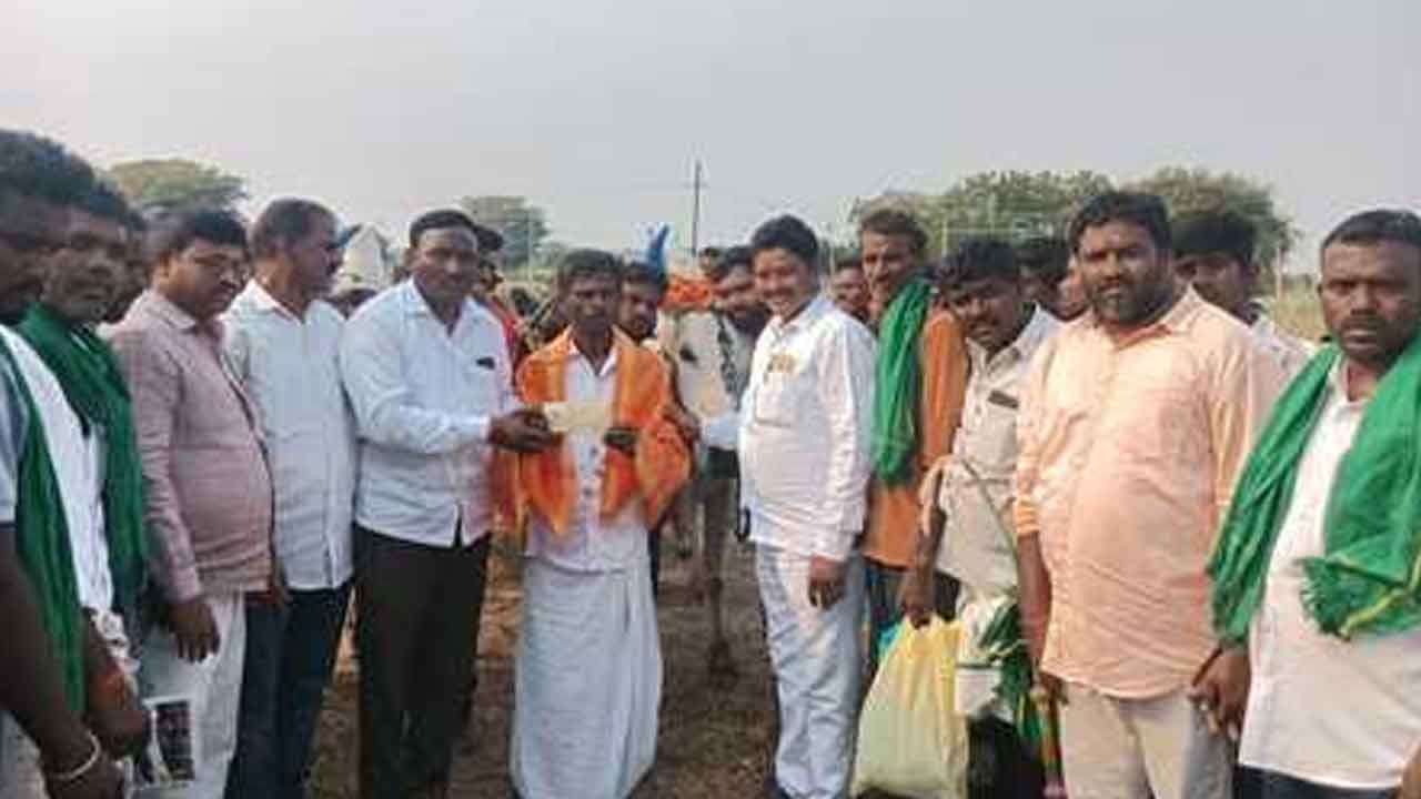 Rock pulling contest | గిరిక లాగుడు పోటీల్లో గెలుపొందిన రైతులకు బహుమతులు అందజేత