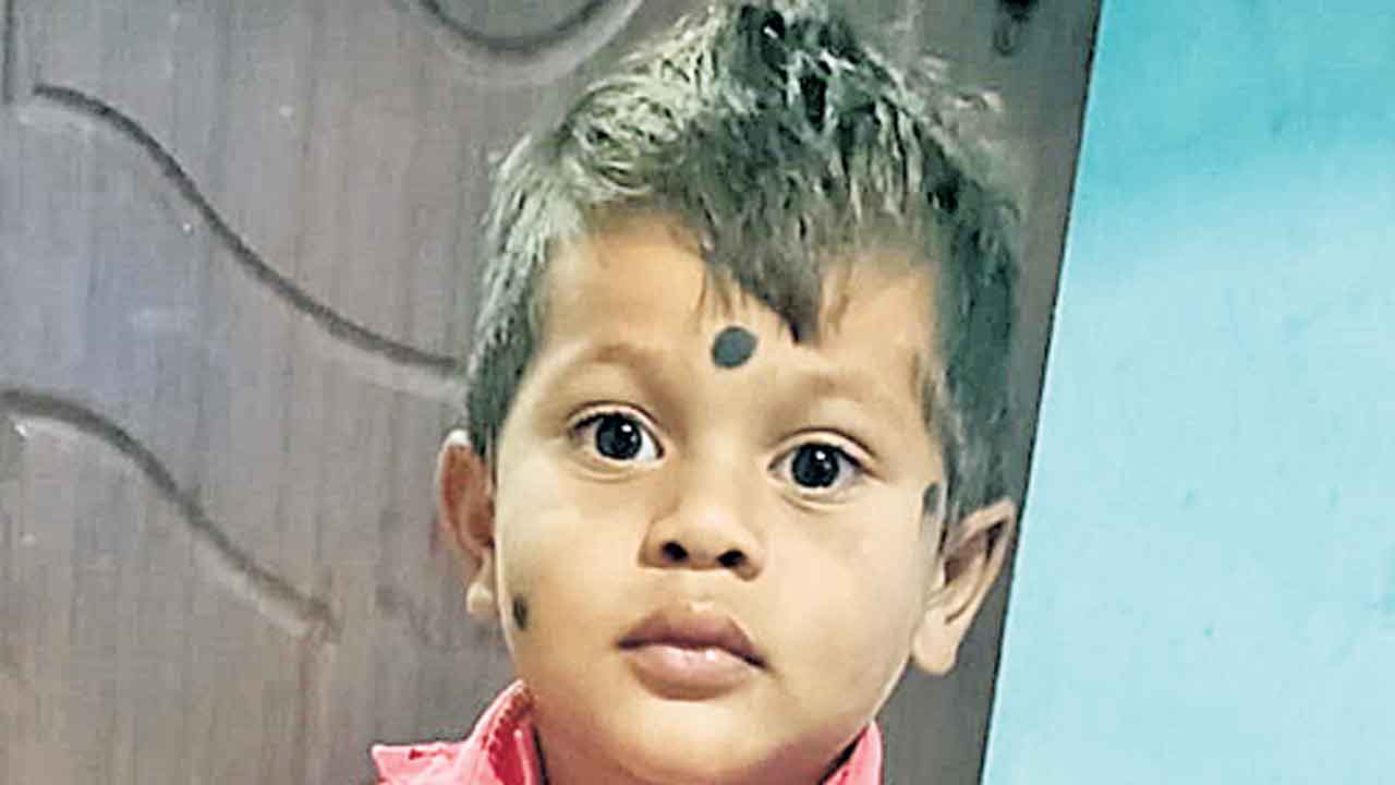 వేడినీటి బకెట్‌లో పడి బాలుడి మృతి