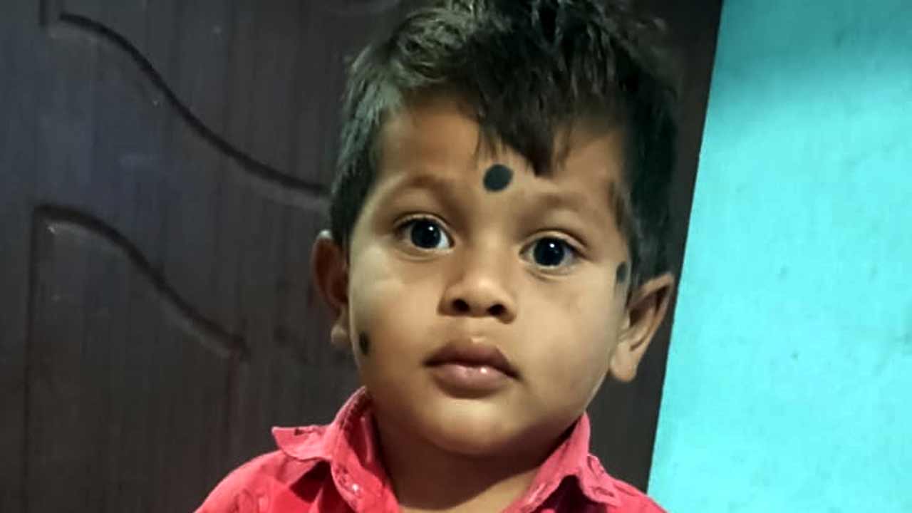వేడి నీటి బకెట్‌లో పడి.. నాలుగేళ్ల బాలుడు మృతి