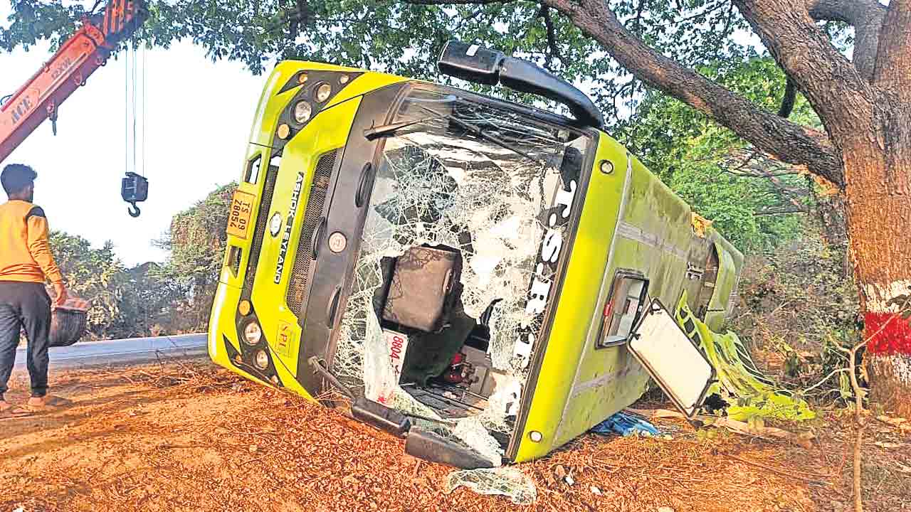 తనికెళ్ల వద్ద రాజధాని బస్సు బోల్తా