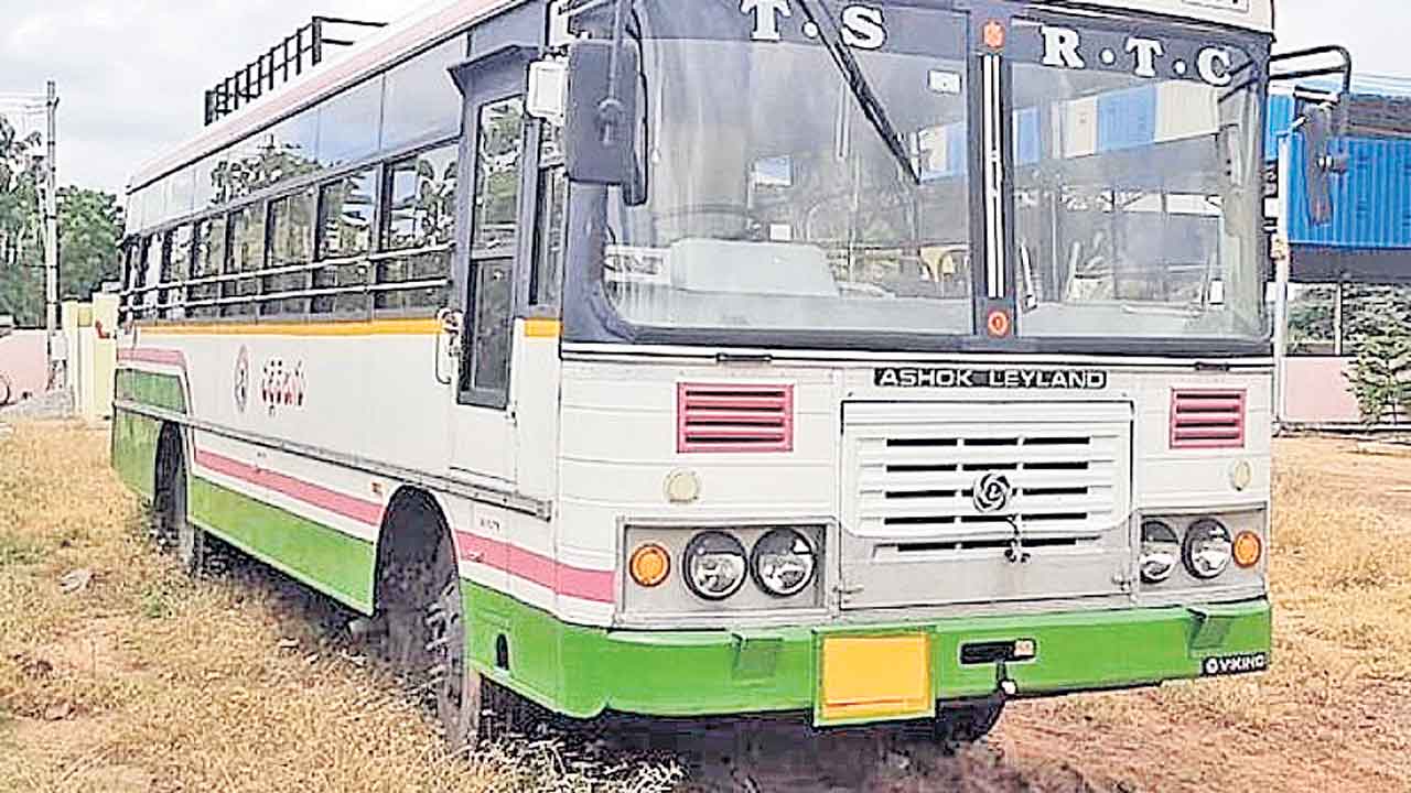 మహిళా సంఘాలకు ఆర్టీసీ అద్దె బస్సులు