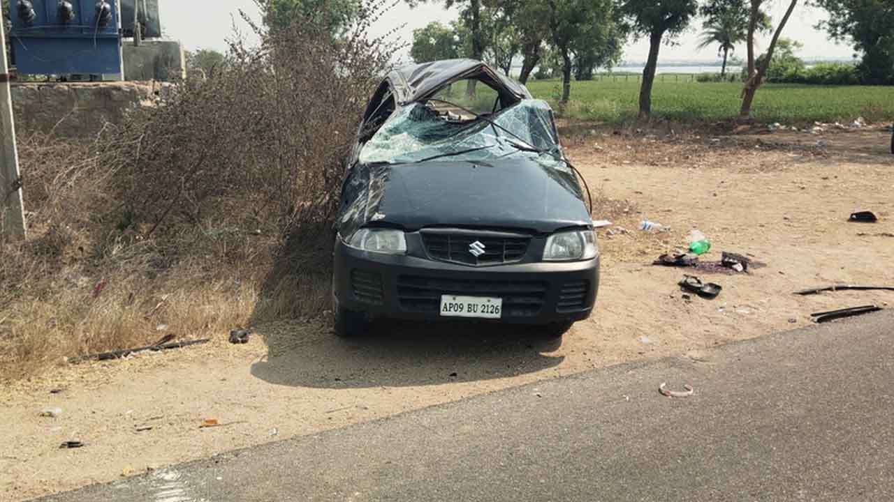 Car overturn | కారు బోల్తా పడి ఒకరు మృతి, మరో నలుగురికి గాయాలు