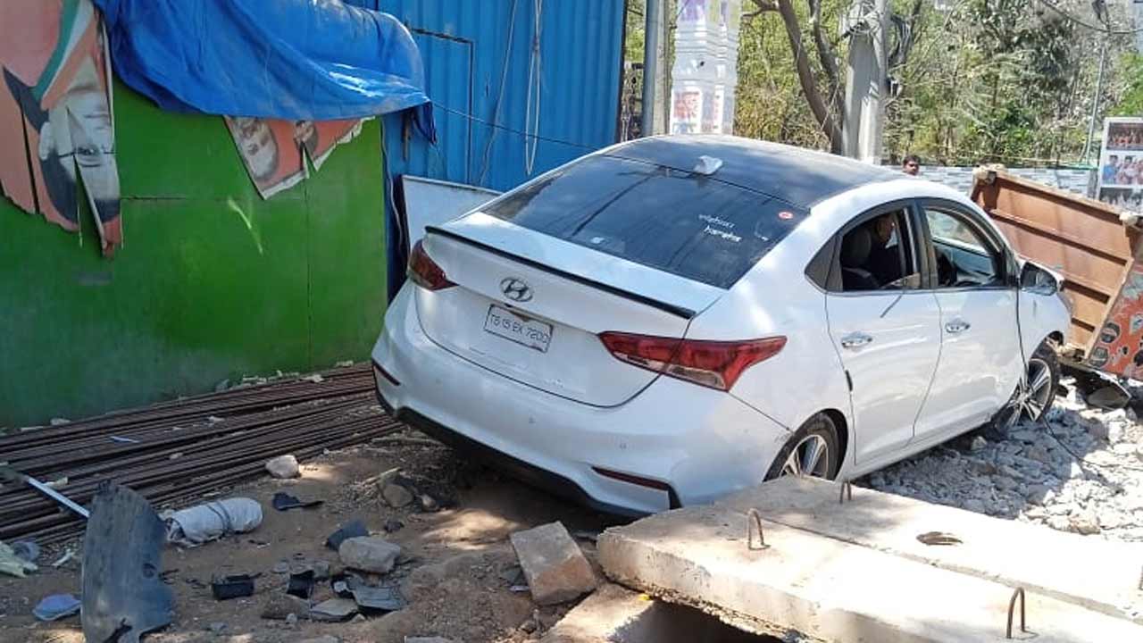 బాచుపల్లిలో కారు బీభత్సం.. అతివేగంతో ప్రైవేటు పాఠశాల ప్రహారీకి ఢీ