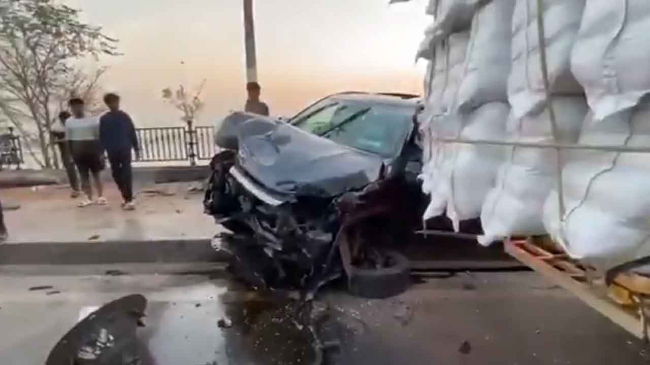 Hyderabad | ఎన్టీఆర్‌ ఘాట్‌ వద్ద కారు బీభత్సం..ధ్వంసమైన కరెంట్‌ స్తంభం