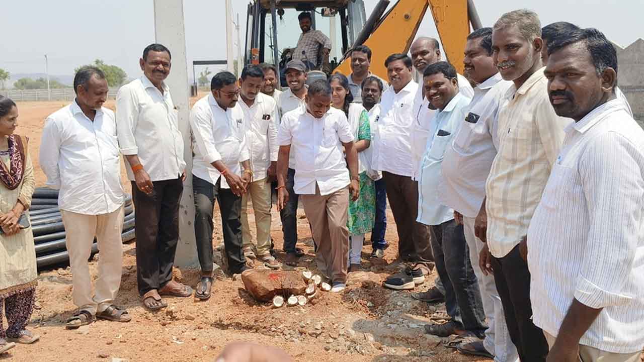 CC road | పూసలపాడులో సీసీ రోడ్డు పనులు ప్రారంభం