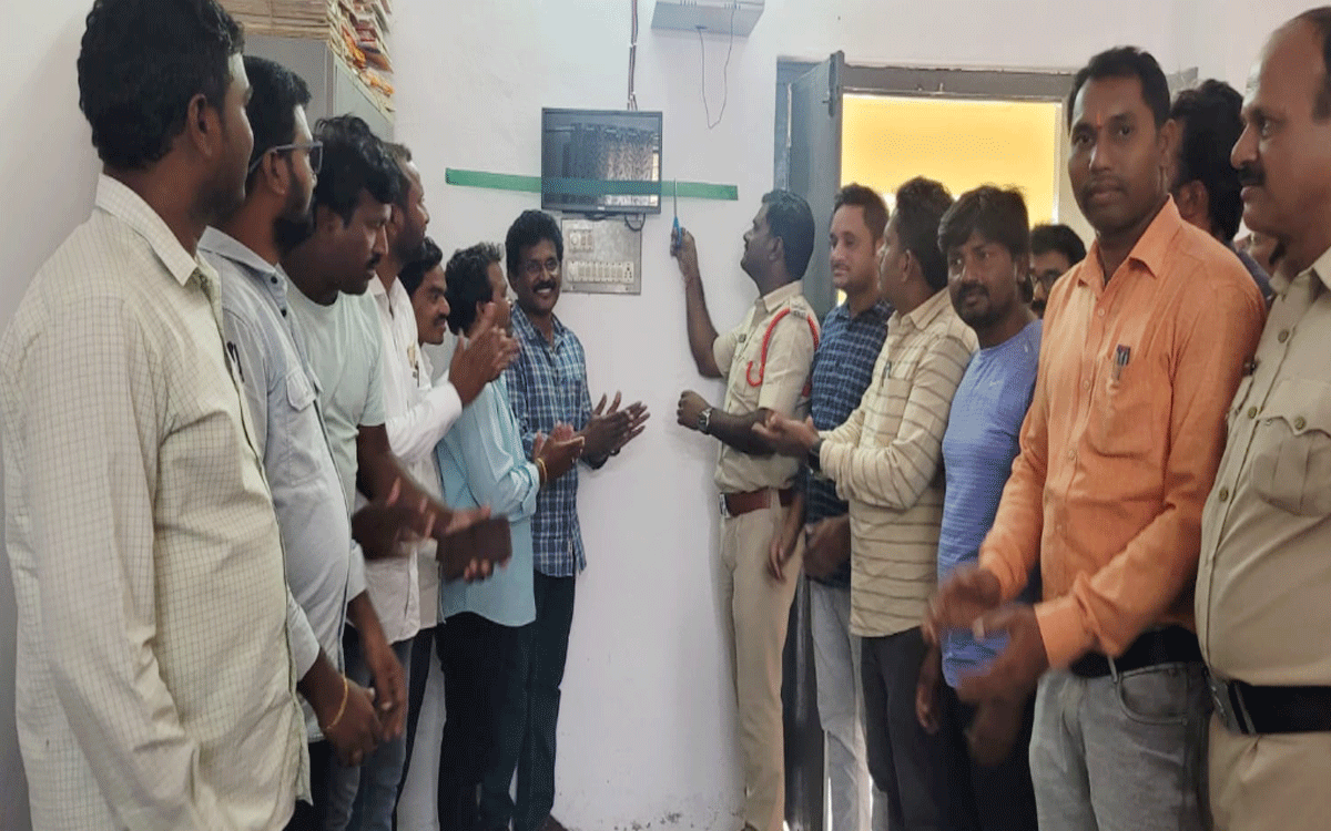 CCTV Cameras : సీసీ కెమెరాలతో అసాంఘిక కార్యకలాపాలకు చెక్ : ఎస్ఐ శ్రీకాంత్ గౌడ్