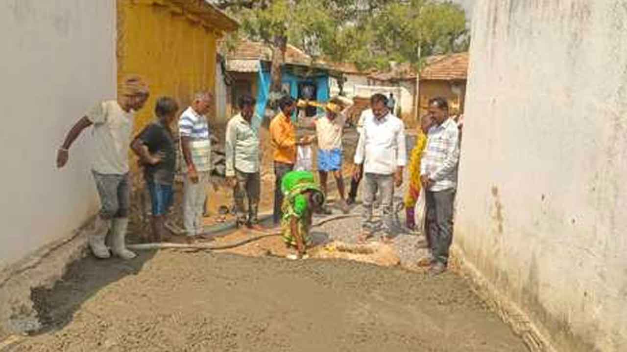 MLA Prabhakar Reddy | ఎమ్మెల్యే కొత్త ప్రభాకర్ రెడ్డి సహకారంతో సీసీ రోడ్డు నిర్మాణం