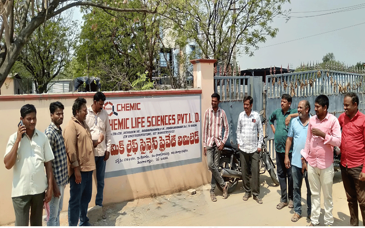 Chemic Life Sciences : వేతనాలు చెల్లించాలని కెమిక్ లైఫ్ సైన్సెస్ కంపెనీ ఎదుట కార్మికుల‌ ధర్నా