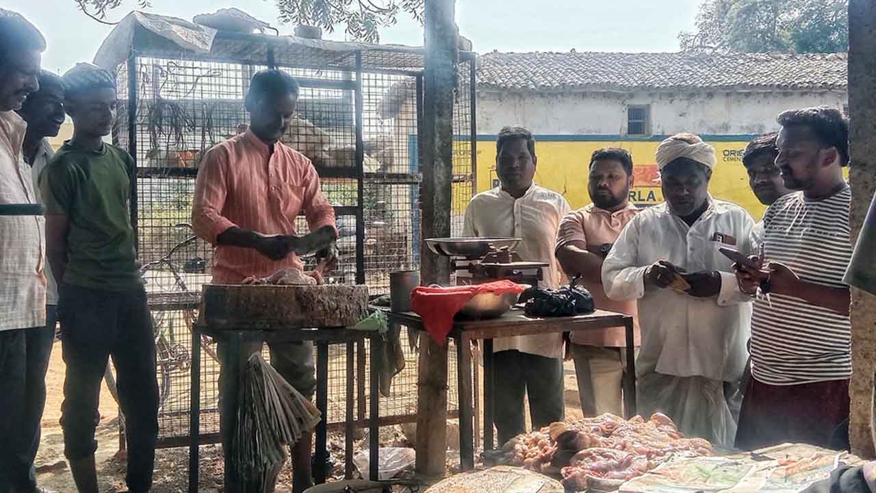 Chicken sales | వెలవెలబోయిన చికెన్ షాపులు కలకలాడుతున్నాయి