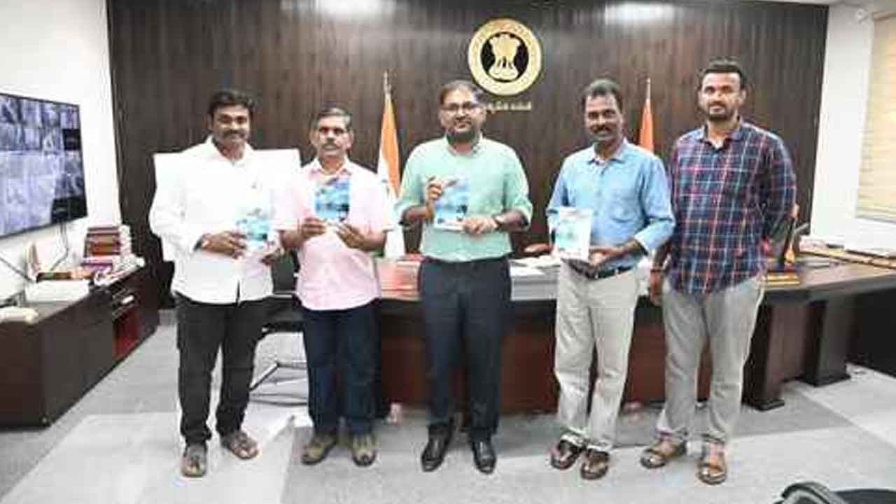 Collector Sriharsha | బాలల కథల పుస్తకాలు ఆవిష్కరించిన కలెక్టర్ కోయ శ్రీహర్ష