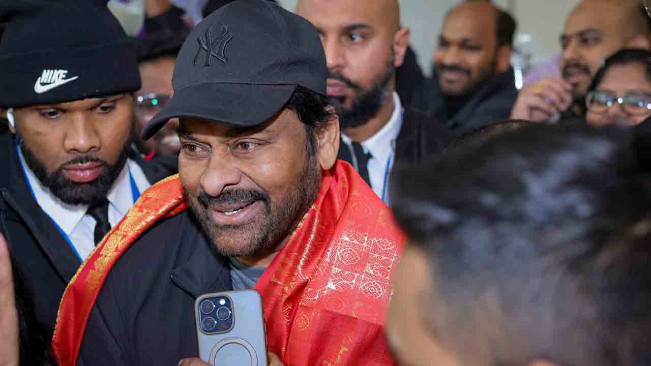 Megastar Chiranjeevi | లండ‌న్ చేరుకున్న చిరంజీవి.. మెగా అభిమానుల గ్రాండ్ వెల్‌క‌మ్‌
