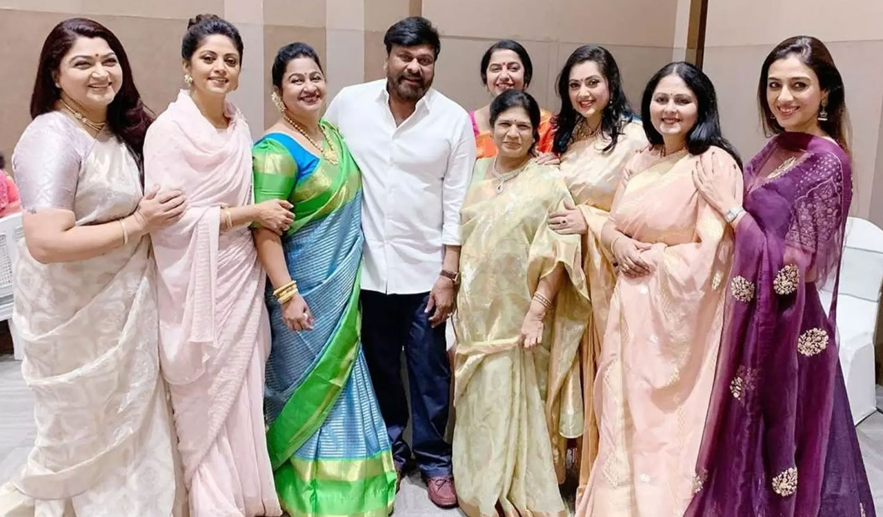 Chiranjeevi | అందాల ముద్దుగుమ్మ‌ల‌తో మెగాస్టార్ క్యూట్ పిక్.. సంద‌ర్భం ఏమై ఉంటుంది..!