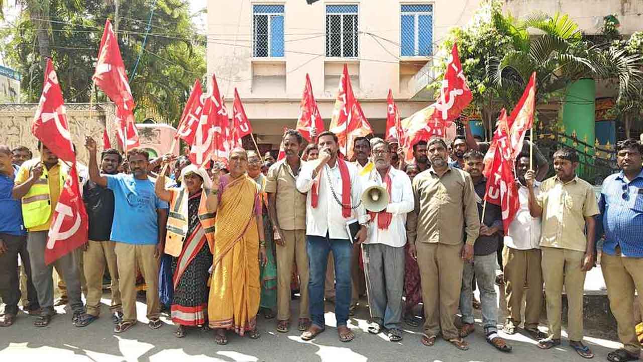 Sanitation workers | మున్సిపల్ కార్యాలయం ఎదుట పారిశుద్ధ్య కార్మికుల ధర్నా