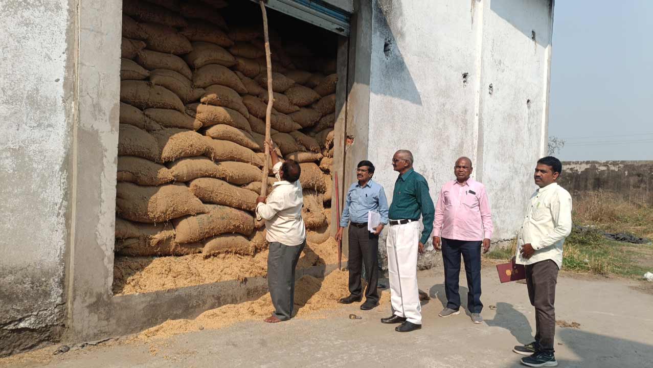 రైస్ మిల్లులో సివిల్‌ సప్లై ఎన్‌ఫోర్స్​‍మెంట్‌ అధికారుల దాడులు