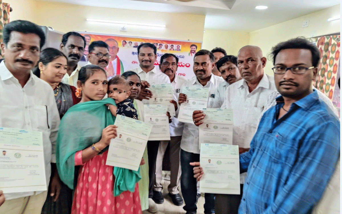 CMRF : ల‌బ్ధిదారుల‌కు సీఎంఆర్ఎఫ్ చెక్కులు పంపిణీ