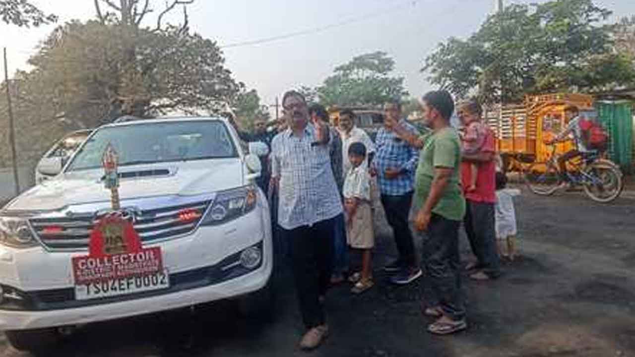 Road works | రోడ్డు పనులు పూర్తి చేయాలని కలెక్టర్ వాహనాన్ని అడ్డుకున్న తండా వాసులు