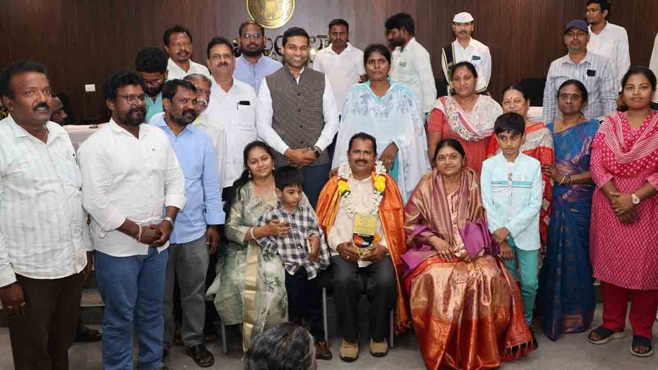 యువ ఉద్యోగులకు అనుభవాలు అందించాలి