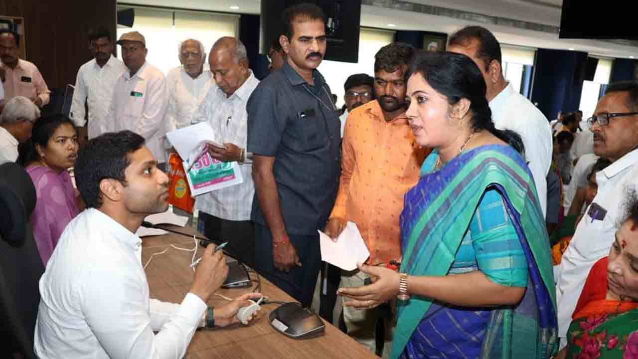 వినతులను త్వరితగతిన పరిష్కరించండి