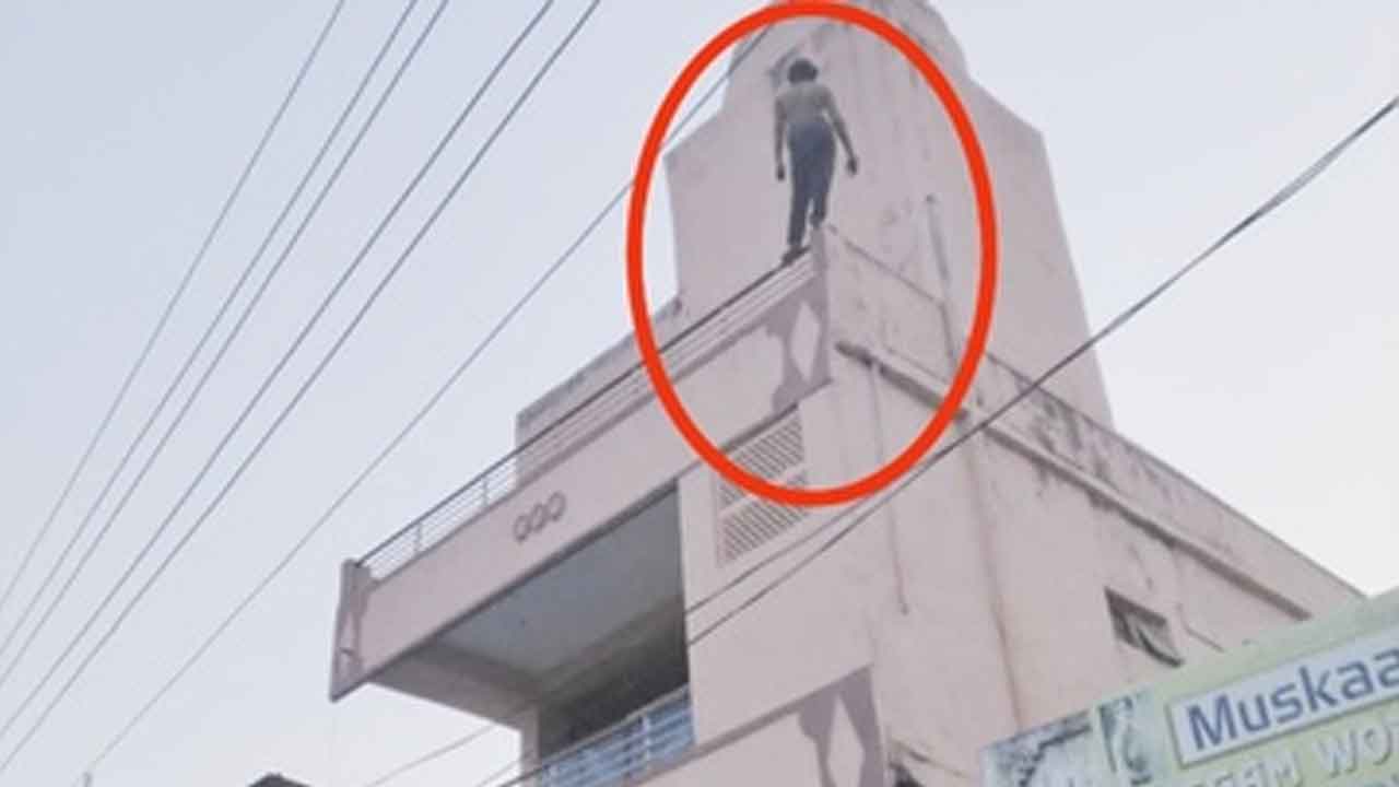 Warangal | బిల్డింగ్‌ పైనుంచి దూకి ఆత్మహత్యాయత్నం..! వ్యక్తి ప్రాణాలు కాపాడిన పోలీసులు