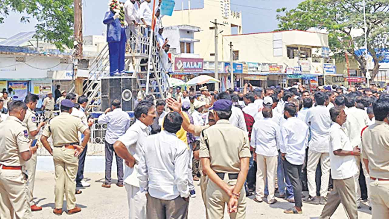 రసమయి ఇంటిపై దాడికి యత్నం