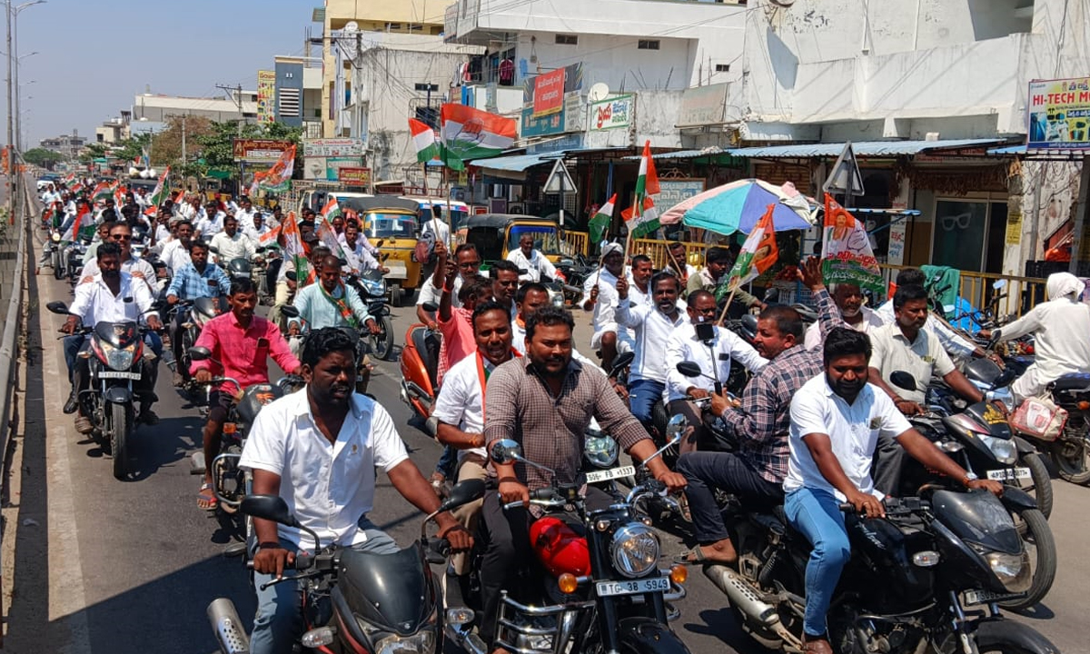 మరికల్‌ మండల  కేంద్రంలో కాంగ్రెస్‌ పార్టీ బైక్‌ర్యాలీ