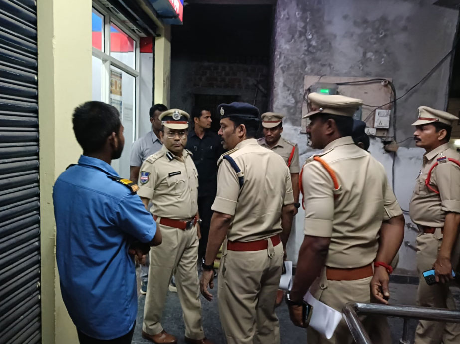 ramagundam cp| అర్ధరాత్రి వేళ పెద్దపల్లిలో సీపీ అంబర్‌ కిషోర్‌ ఝా తనిఖీ -డ్రోన్‌ ద్వారా అసాంఘిక కార్యకలాపాలపై నిఘా..!