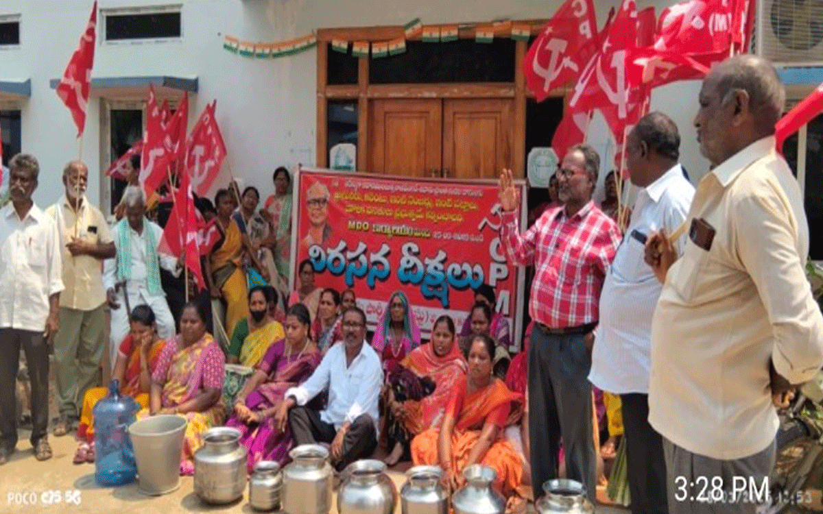 CPM : తాగునీటి వ‌స‌తి క‌ల్పించాల‌ని మిషన్ భగీరథ కార్యాలయ ముట్ట‌డి