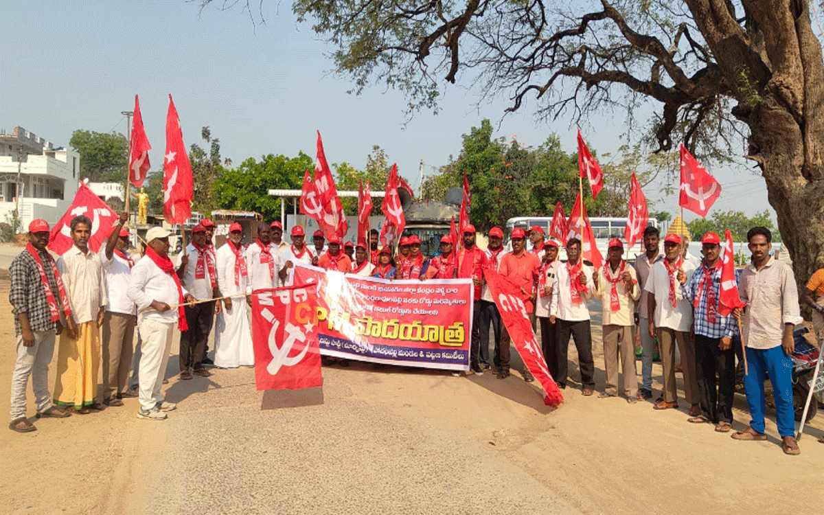CPM : రోడ్డు మరమ్మతు పనులు చేపట్టాలని పాదయాత్ర