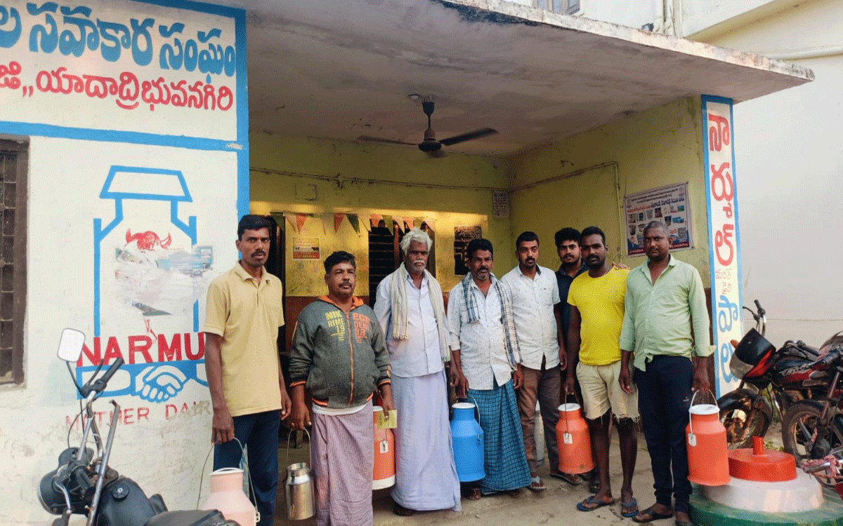 Dairy farmers : యాద‌గిరిగుట్ట‌లో పాడి రైతుల ఆందోళన