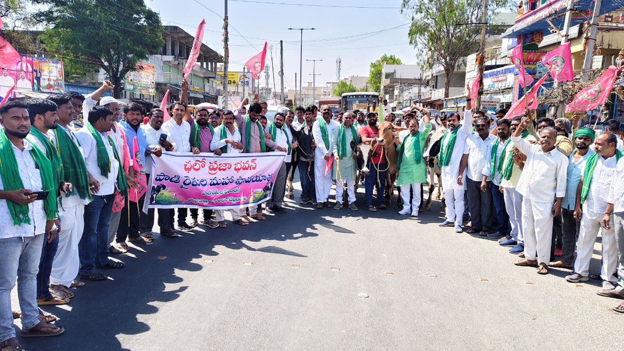 Dairy Farmers | పాల బిల్లులు చెల్లించాలని పాడి రైతుల ఆందోళన.. మద్దతు పలికిన బీఆర్ఎస్ శ్రేణులు
