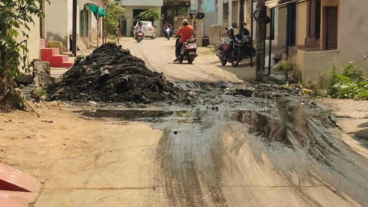దమ్మాయిగూడ మున్సిపల్ సిబ్బంది నిర్లక్ష్యం.. రోడ్డు మీదకు డ్రైనేజీ నీళ్లు, చెత్త