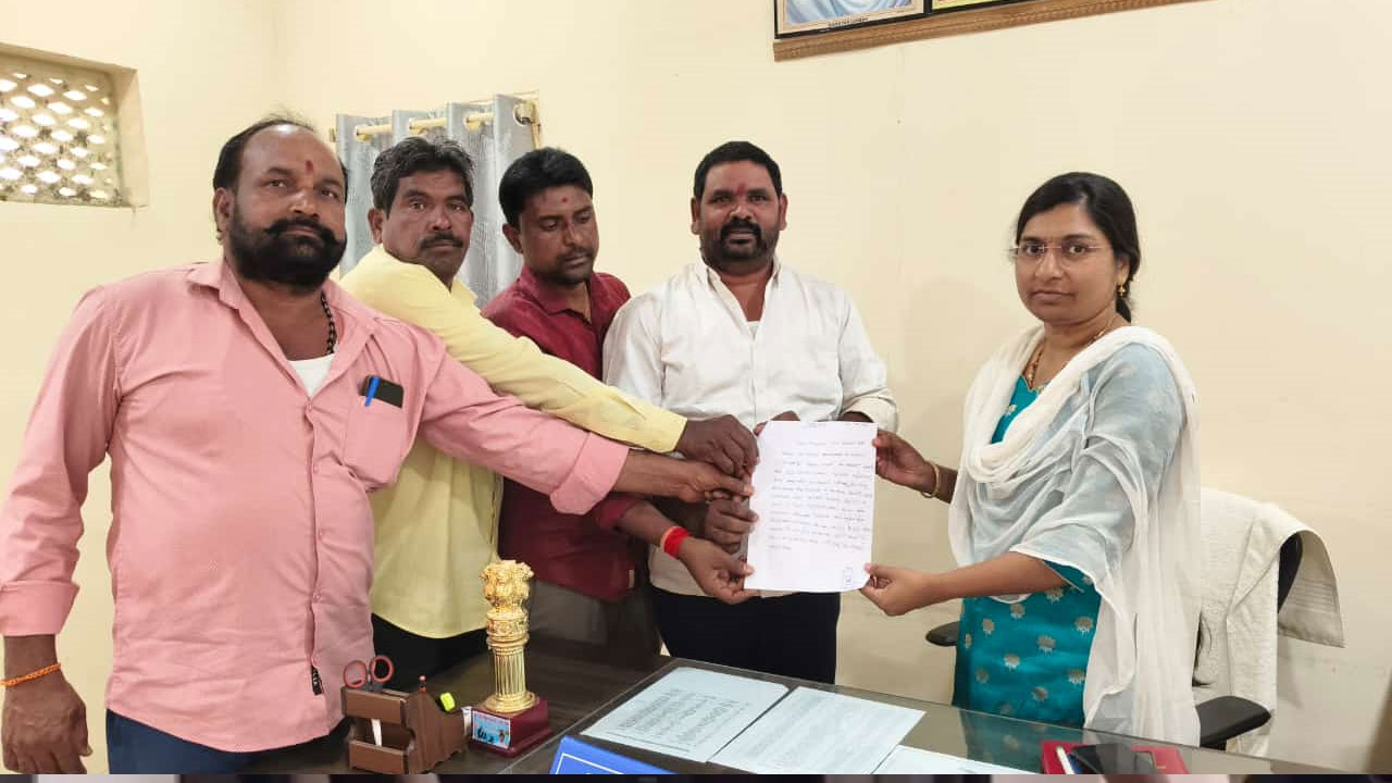 Water Problems | తాగునీటి స‌మ‌స్యను ప‌రిష్క‌రించండి.. ఎంపీడీవోకు విన‌తిప‌త్రం అంద‌జేత