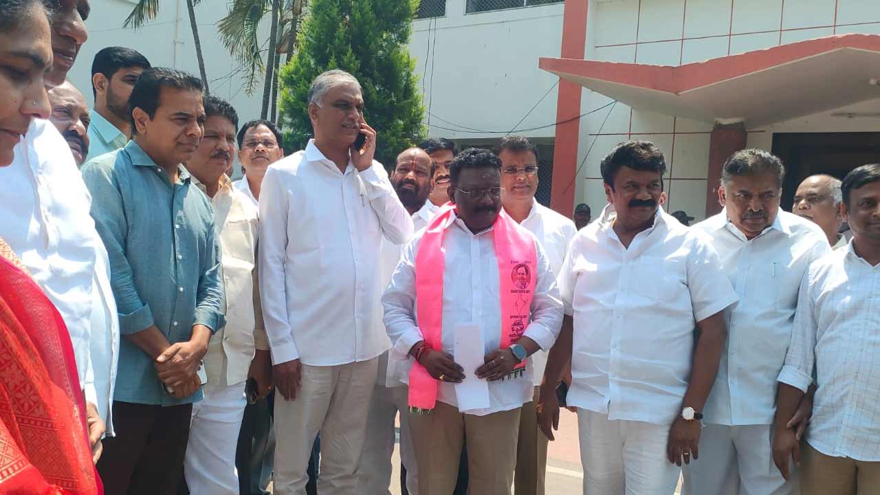 Dasoju Sravan | ఎమ్మెల్సీ అభ్యర్థిగా నామినేషన్‌ వేసిన దాసోజు శ్రవణ్‌.. హాజరైన కేటీఆర్‌, హరీశ్‌రావు