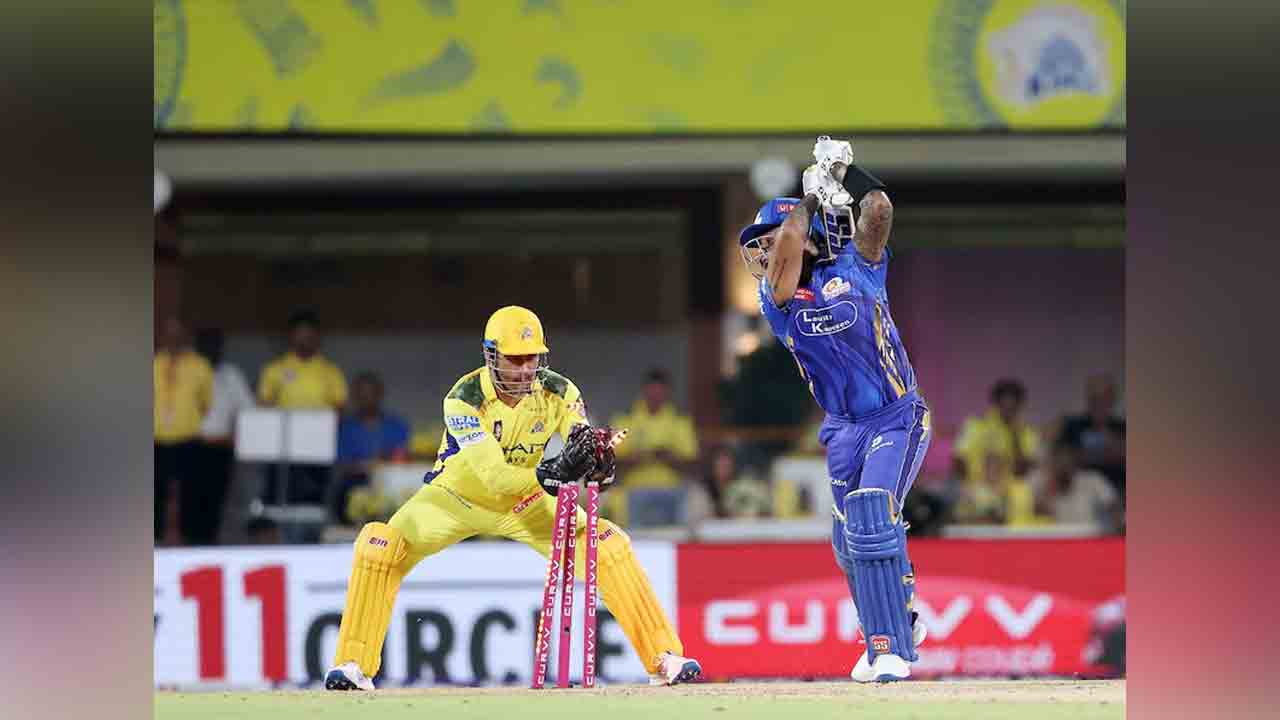 IPL 2025 | న‌ల‌భైల్లోనూ కుర్రాడిలా.. 0.12 సెకన్ల‌లోనే స్టంపింగ్.. వీడియో వైర‌ల్