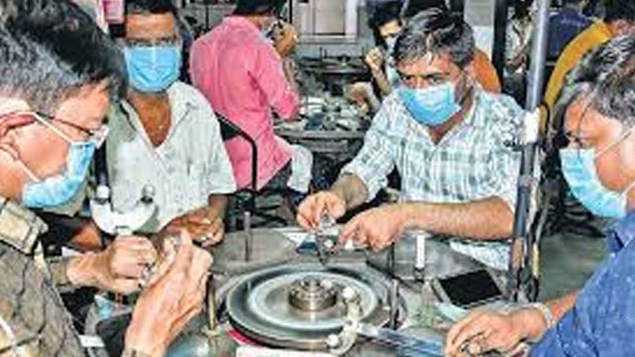 Diamond Workers | సమస్యల సుడిగుండంలో వజ్రాల కార్మికులు.. జీతాలు పెరగక ఇబ్బందులు.. బీజేపీ పాలిత గుజరాత్‌లో దుస్థితి
