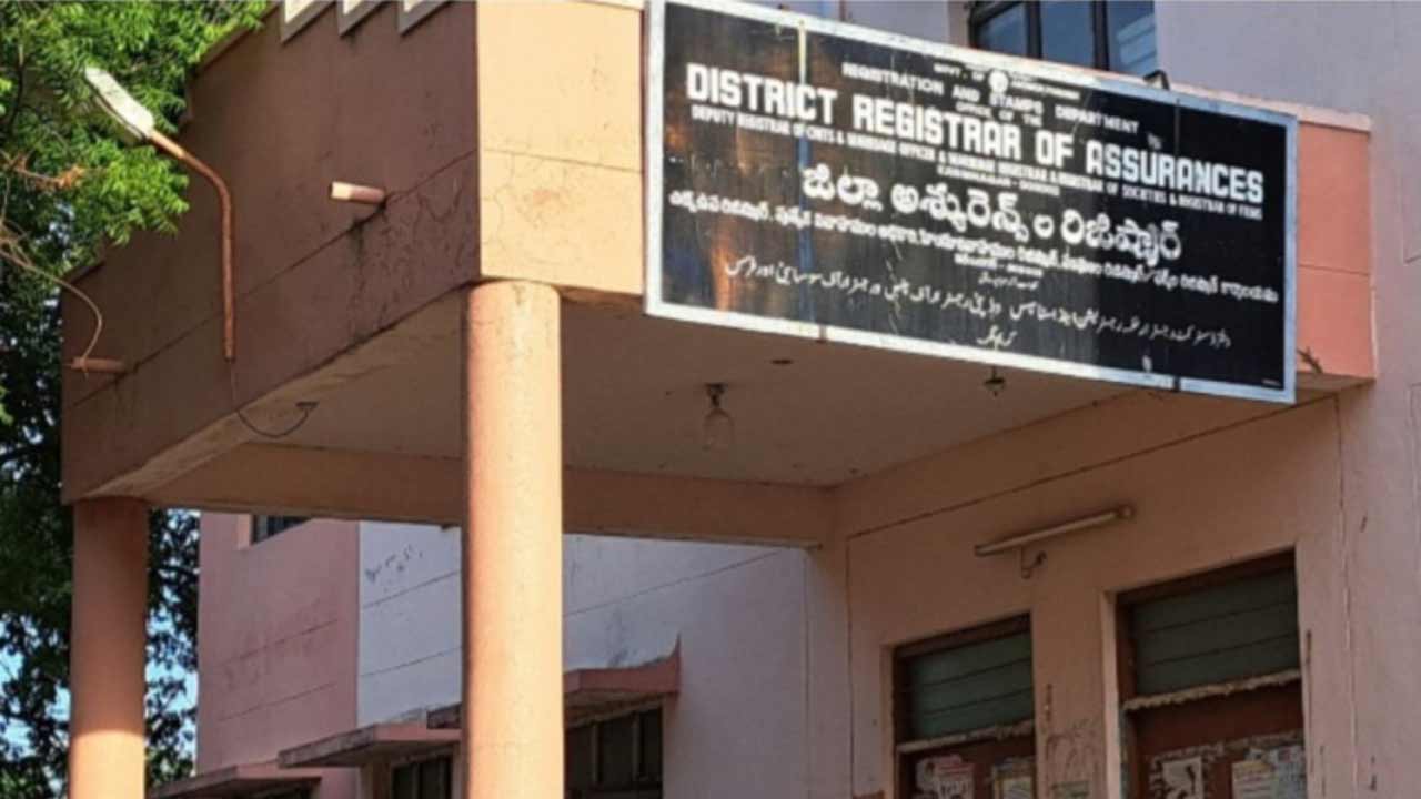 రిజిస్ట్రేషన్ శాఖలో ఏళ్ల తరబడి దరఖాస్తుల పెండింగ్.. చలానా డబ్బుల చెల్లింపులకు మోక్షమెప్పుడో?.. రిజిస్ట్రేషన్‌ శాఖలో ఏళ్ల తరబడి ఎ