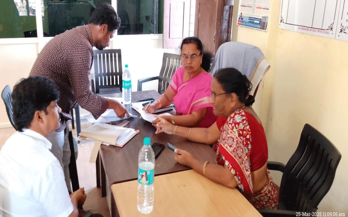 EGS : రఘునాధపురంలో డీపీఓ సునంద‌ విచారణ