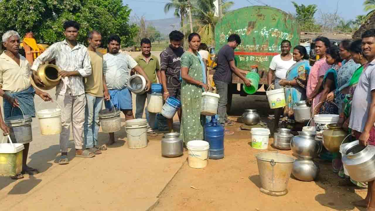 తాగునీటి కోసం ఖాళీ బిందెలతో నిరసన