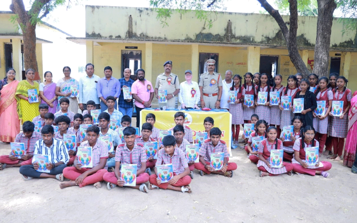 DSP Sivaram Reddy : విద్యార్థులు భావితరాలకు ఆదర్శంగా నిలవాలి : డీఎస్పీ శివరాం రెడ్డి