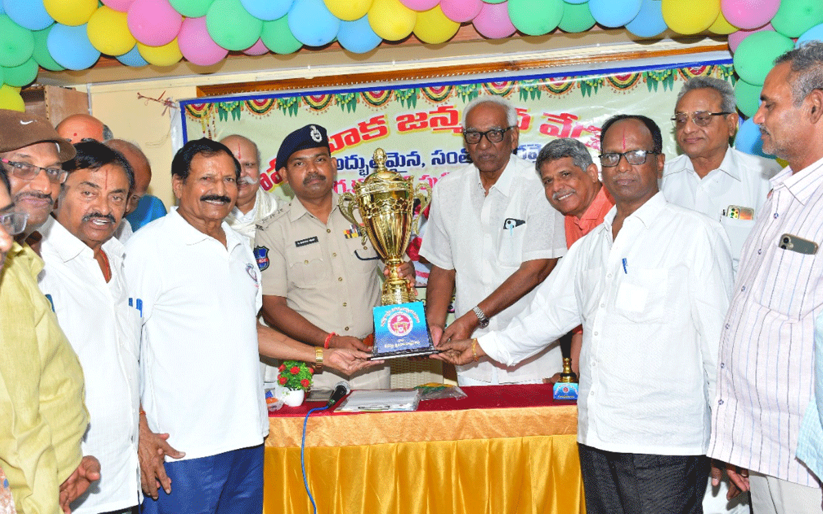 Retired Employees : రాష్ట్రస్థాయిలో విశ్రాంత ఉద్యోగుల‌ క్రీడల నిర్వహణ‌ అభినందనీయం : డీఎస్పీ శ్రీధర్ రెడ్డి