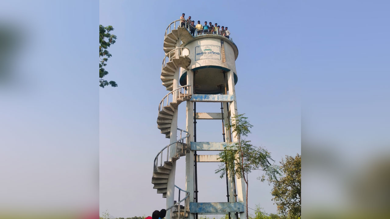 Drinking Water | తాగునీటి కోసం తండ్లాట.. వాటర్ ట్యాంక్ ఎక్కిన దుబ్బ‌తండా గ్రామ‌స్తులు