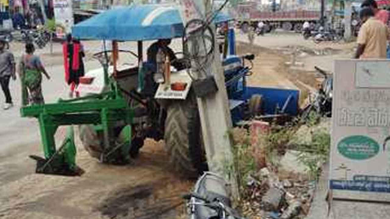 Dust problem | చందాలతో దుమ్ము సమస్యకు పరిష్కారం