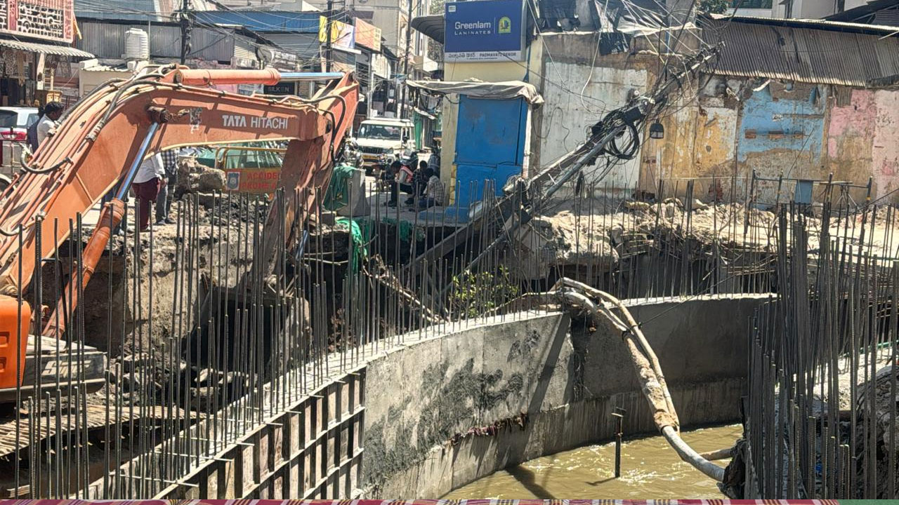 Goshamahal | గోషామహల్ నాలాలో కూలిన విద్యుత్ స్తంభాలు