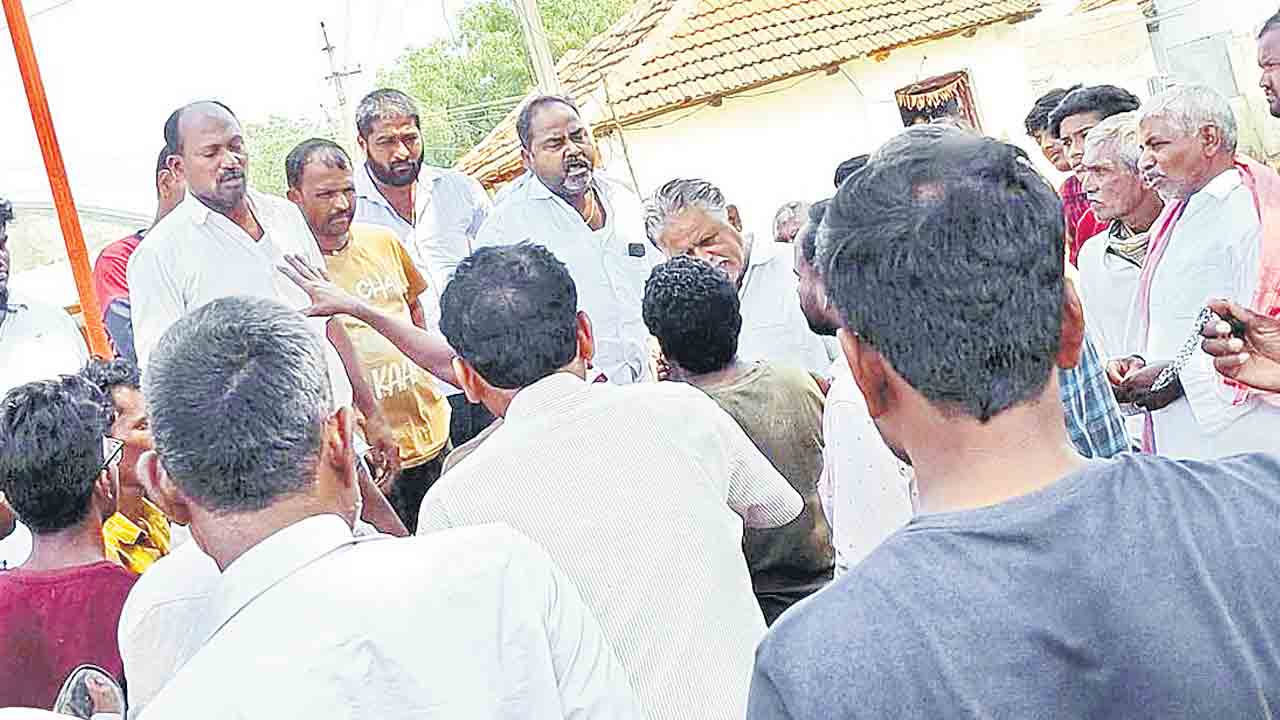 ఉపాధి హామీ ఫీల్డ్‌ అసిస్టెంట్‌ నిలదీత