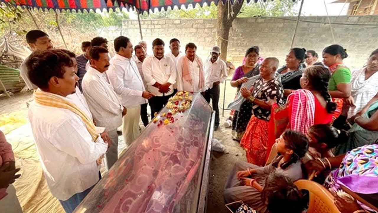 Errabelli Dayakar Rao | మృతుడి కుటుంబ సభ్యులను పరామర్శించిన ఎర్రబెల్లి దయాకర్ రావు