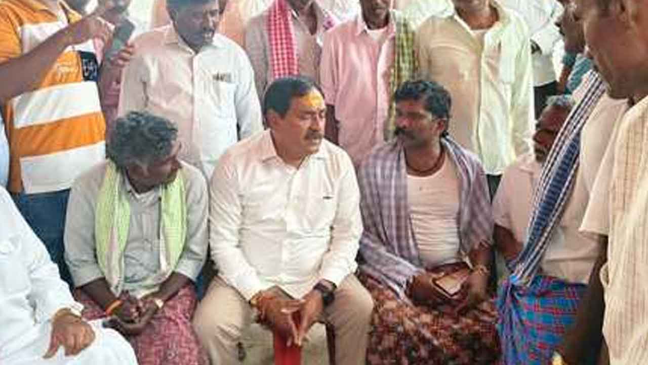 Errabelli | మృతుల కుటుంబాలను పరామర్శించిన మాజీ మంత్రి ఎర్రబెల్లి