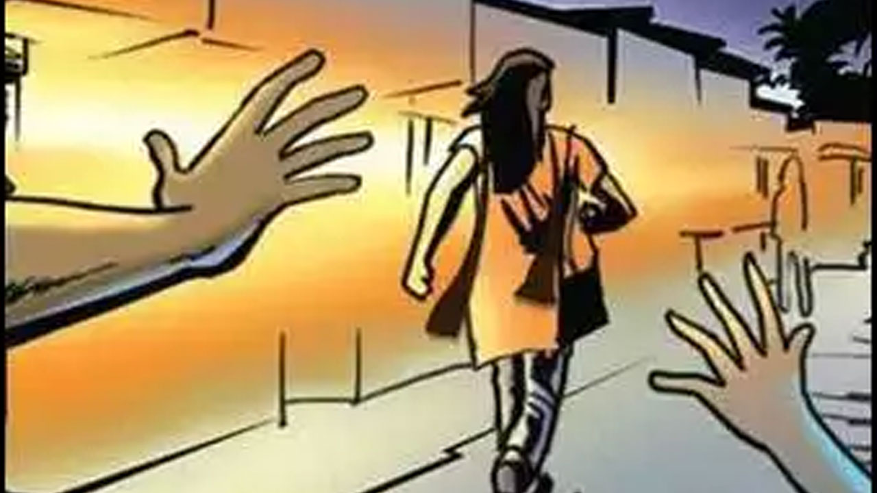 Hyderabad | యువతిని వెంబడిస్తూ ర్యాష్‌ డ్రైవింగ్‌.. మైన‌ర్ల‌పై కేసు న‌మోదు