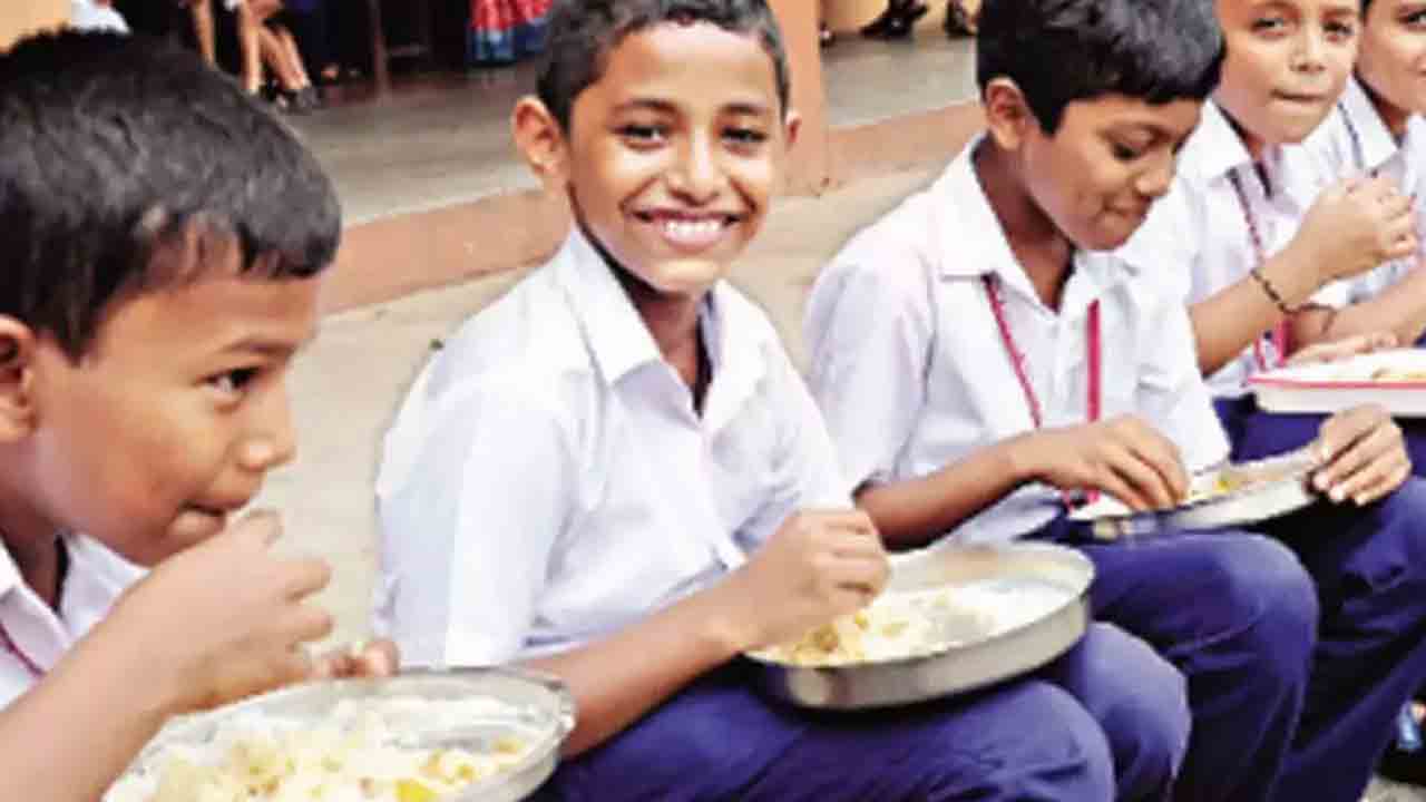 పరీక్షా కేంద్రాల పాఠశాలల్లో త్వరగా మధ్యాహ్న భోజనం