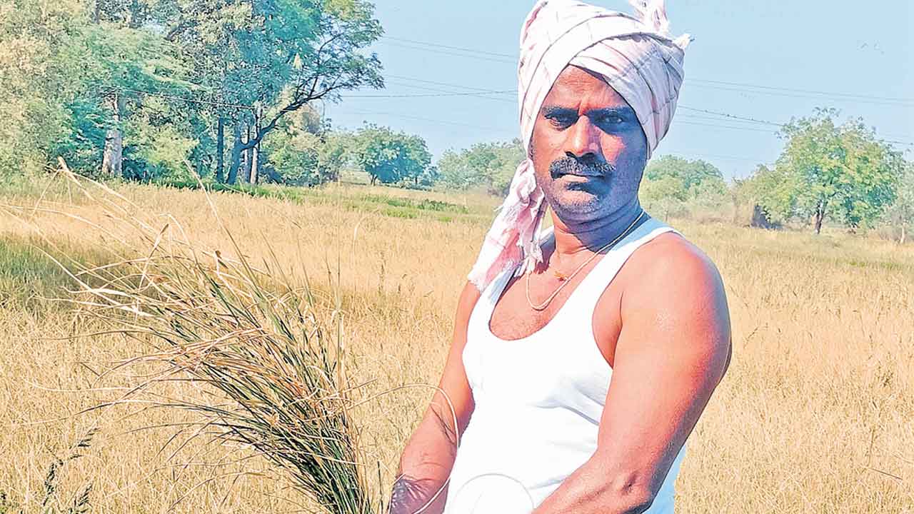 పంట ఎండింది.. ఆటో అమ్మేశా..